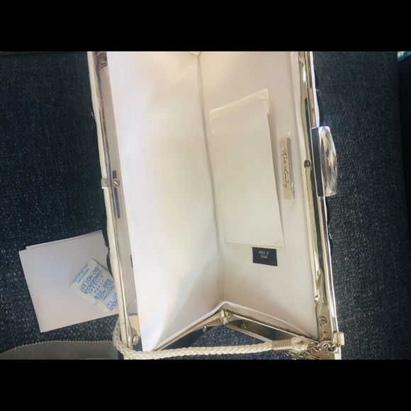 SOLD 🎉NWT Kate Landry  Beautiful Purse White & Black  Clutch - Picture 6 of 8